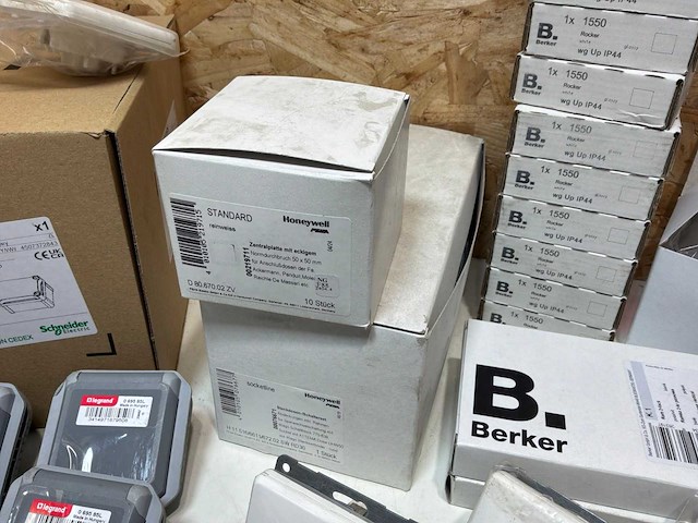 Partij schakelaars, stopcontacten & afdekplaten - afbeelding 15 van  25