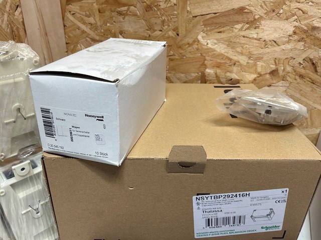 Partij schakelaars, stopcontacten & afdekplaten - afbeelding 17 van  25