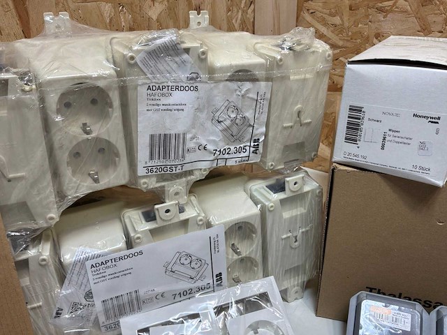 Partij schakelaars, stopcontacten & afdekplaten - afbeelding 18 van  25