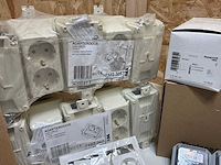 Partij schakelaars, stopcontacten & afdekplaten - afbeelding 18 van  25