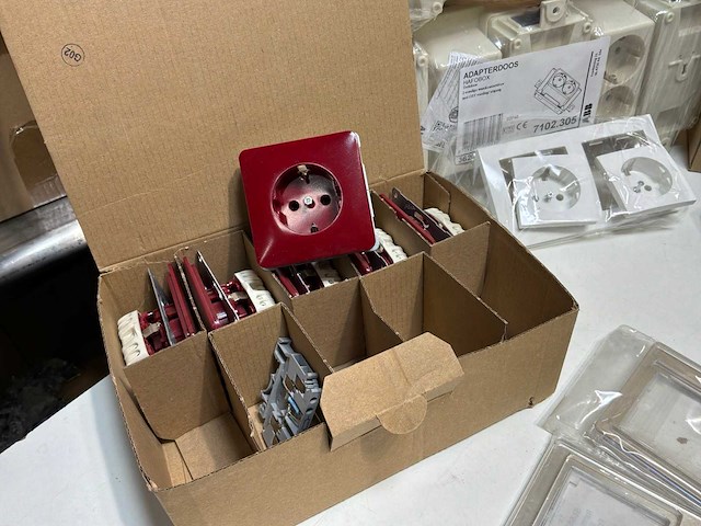 Partij schakelaars, stopcontacten & afdekplaten - afbeelding 19 van  25