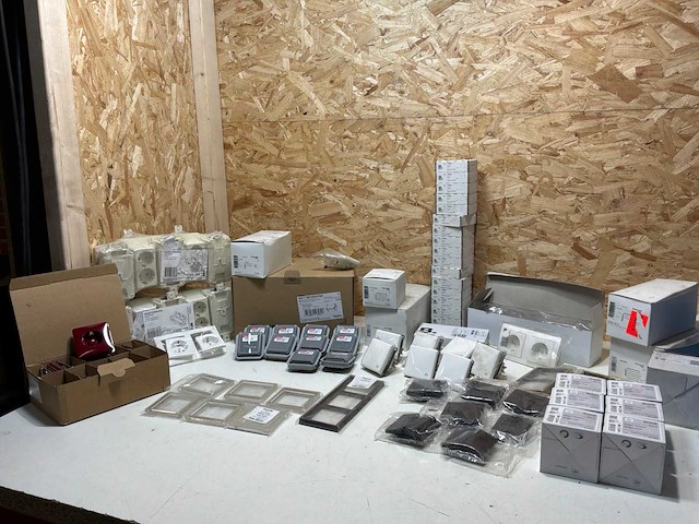 Partij schakelaars, stopcontacten & afdekplaten - afbeelding 1 van  25