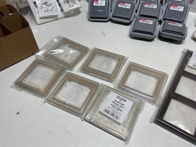 Partij schakelaars, stopcontacten & afdekplaten - afbeelding 20 van  25