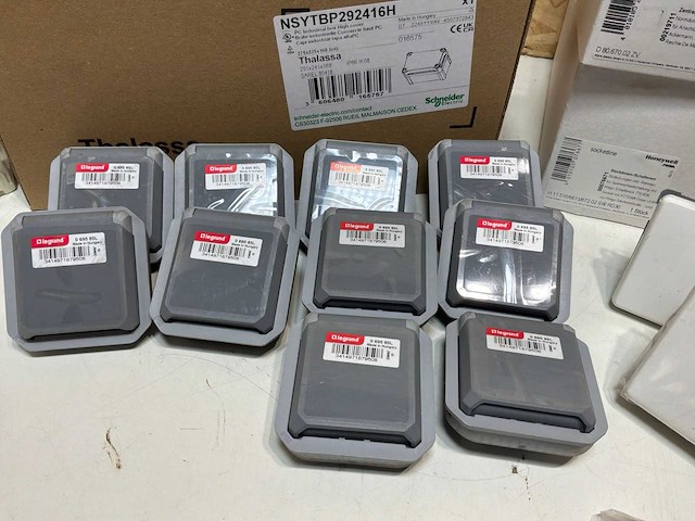 Partij schakelaars, stopcontacten & afdekplaten - afbeelding 21 van  25