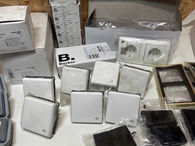 Partij schakelaars, stopcontacten & afdekplaten - afbeelding 22 van  25