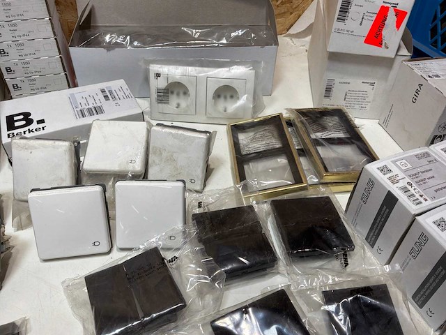 Partij schakelaars, stopcontacten & afdekplaten - afbeelding 23 van  25