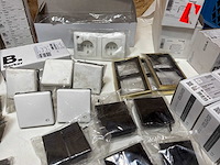 Partij schakelaars, stopcontacten & afdekplaten - afbeelding 23 van  25