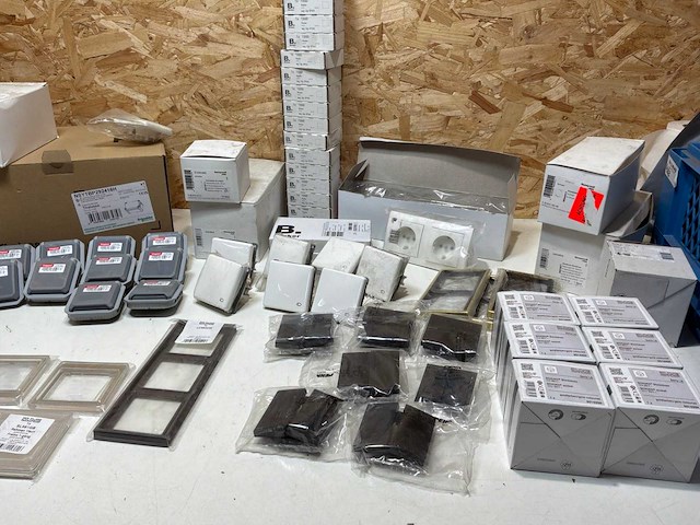 Partij schakelaars, stopcontacten & afdekplaten - afbeelding 2 van  25