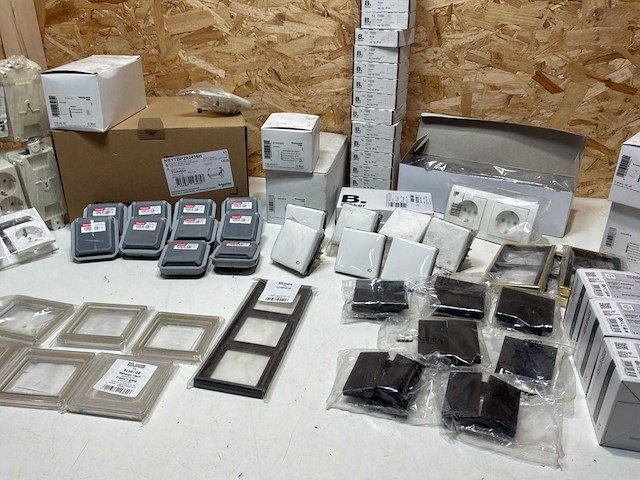 Partij schakelaars, stopcontacten & afdekplaten - afbeelding 3 van  25