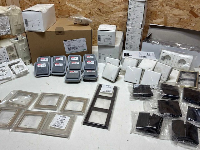 Partij schakelaars, stopcontacten & afdekplaten - afbeelding 4 van  25