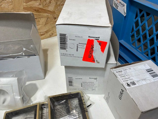 Partij schakelaars, stopcontacten & afdekplaten - afbeelding 9 van  25