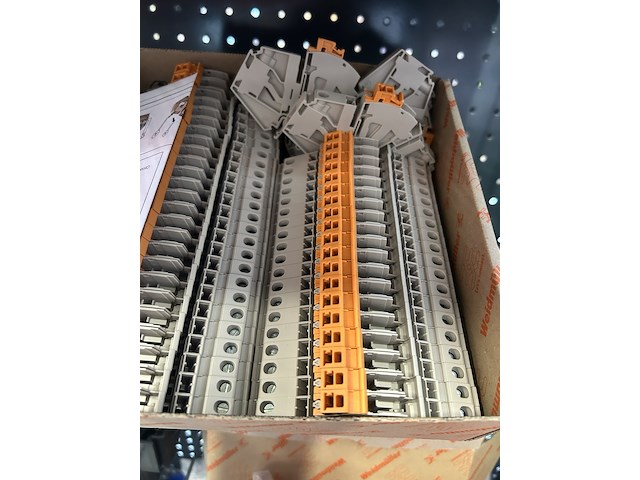 Partij schakelmateriaal en accessoires - afbeelding 7 van  9