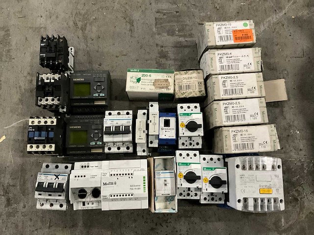 Partij schakelmateriaal en toebehoren - afbeelding 1 van  5