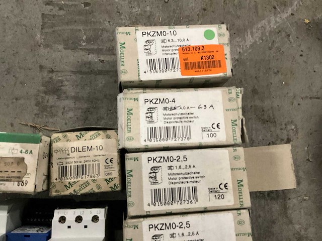 Partij schakelmateriaal en toebehoren - afbeelding 2 van  5