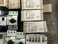 Partij schakelmateriaal en toebehoren - afbeelding 3 van  5