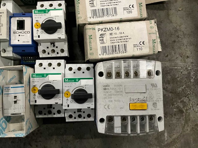 Partij schakelmateriaal en toebehoren - afbeelding 4 van  5