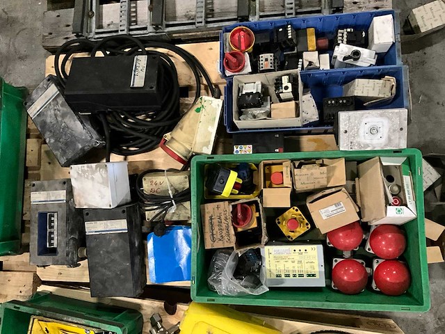Partij schakelmateriaal en toebehoren - afbeelding 1 van  8