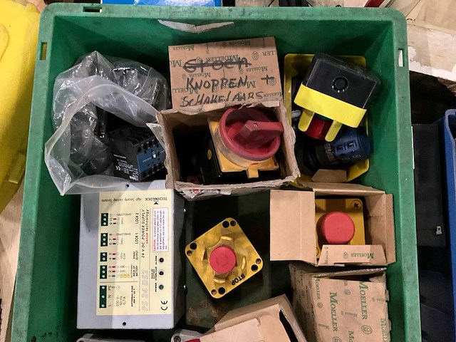 Partij schakelmateriaal en toebehoren - afbeelding 3 van  8