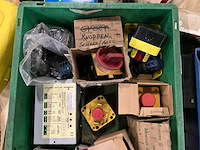 Partij schakelmateriaal en toebehoren - afbeelding 3 van  8