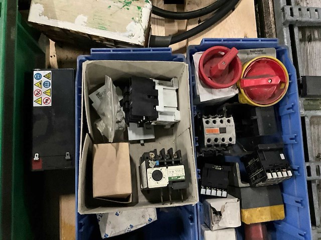 Partij schakelmateriaal en toebehoren - afbeelding 4 van  8