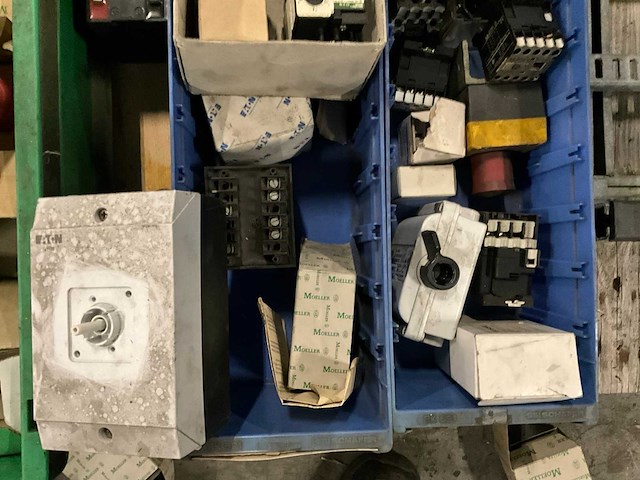 Partij schakelmateriaal en toebehoren - afbeelding 5 van  8