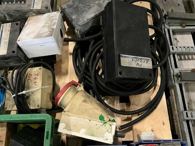 Partij schakelmateriaal en toebehoren - afbeelding 6 van  8