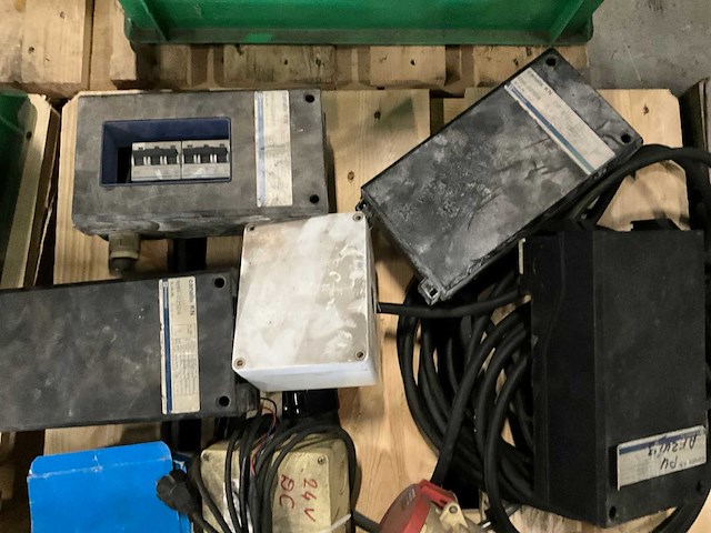 Partij schakelmateriaal en toebehoren - afbeelding 8 van  8