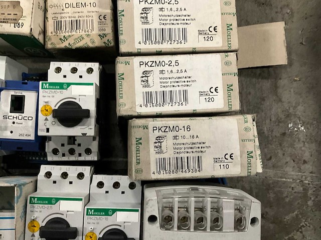 Partij schakelmateriaal en toebehoren - afbeelding 3 van  6
