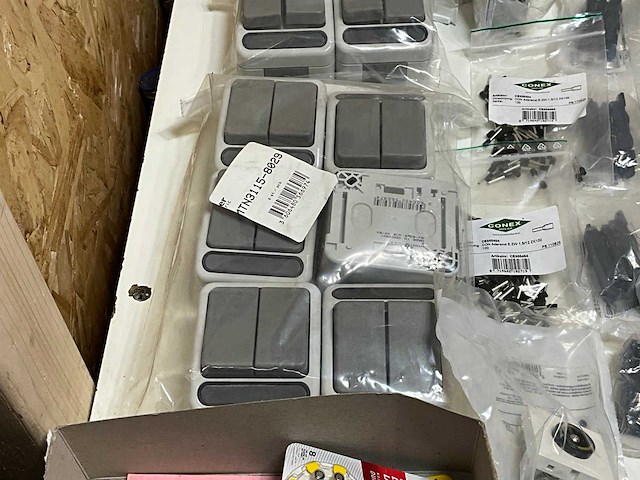 Partij schakelmateriaal, verlichting en diversen - afbeelding 16 van  20
