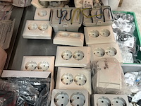 Partij schakelmateriaal w.o. stopcontacten en afdekplaten - afbeelding 1 van  6