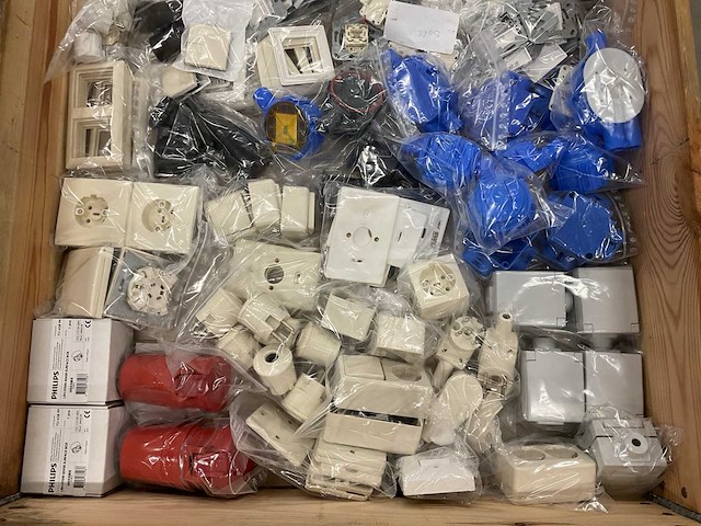 Partij schakelmateriaal - afbeelding 2 van  5