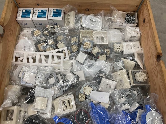 Partij schakelmateriaal - afbeelding 3 van  5