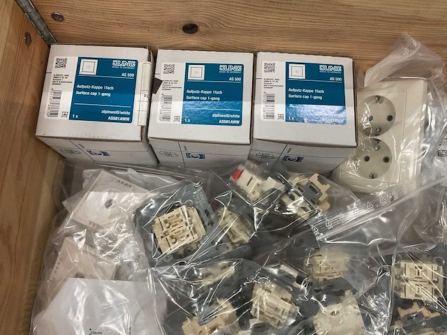 Partij schakelmateriaal - afbeelding 5 van  5