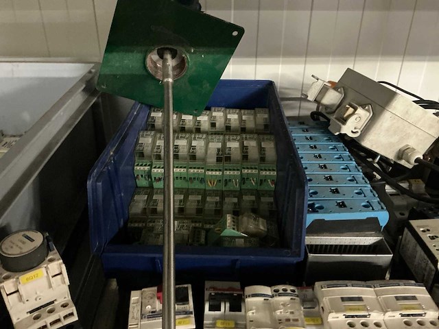Partij schakelmateriaal - afbeelding 5 van  5