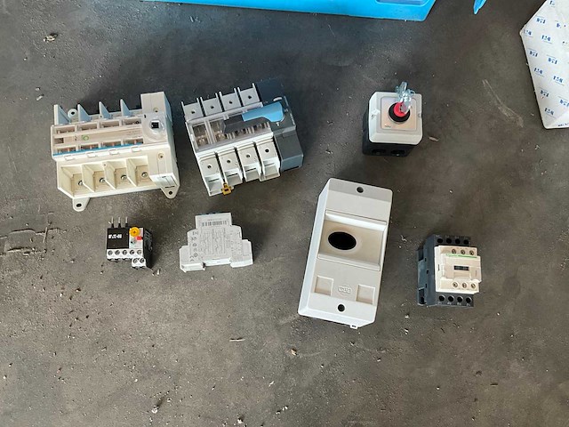Partij schakelmateriaal - afbeelding 1 van  11