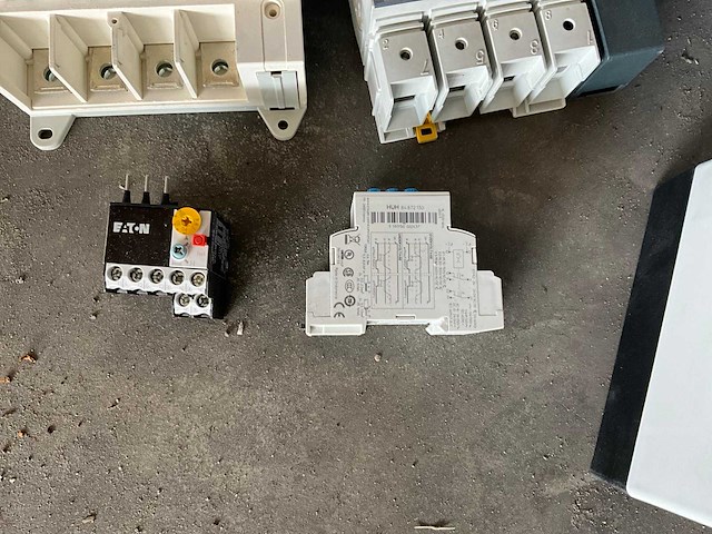 Partij schakelmateriaal - afbeelding 5 van  11