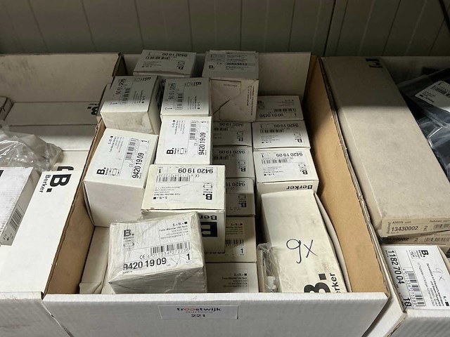 Partij schakelmateriaal - afbeelding 1 van  2