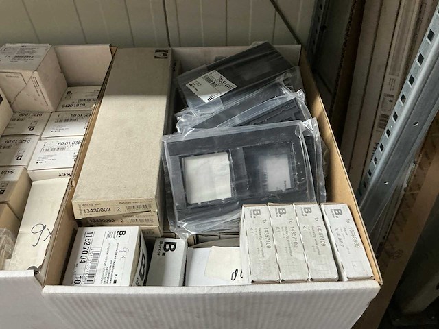 Partij schakelmateriaal - afbeelding 2 van  2
