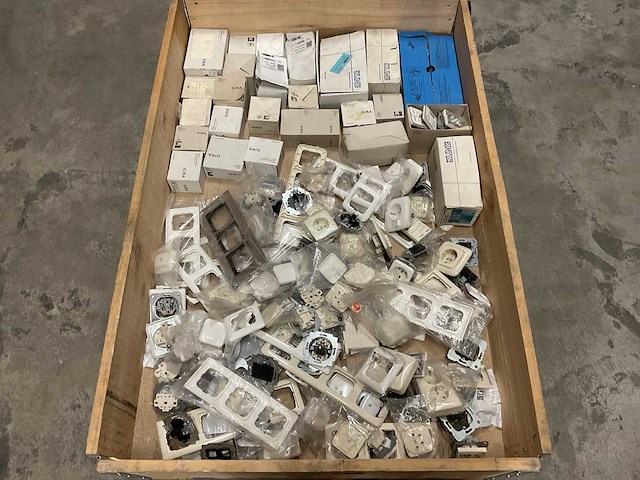Partij schakelmateriaal - afbeelding 1 van  2
