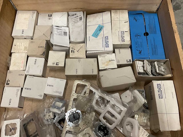 Partij schakelmateriaal - afbeelding 2 van  2