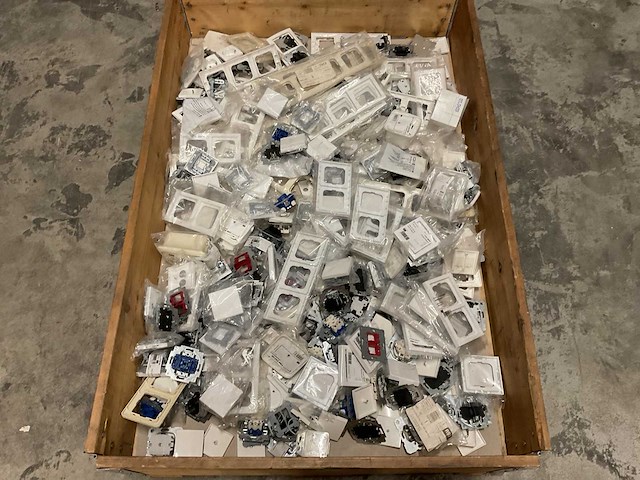 Partij schakelmateriaal - afbeelding 1 van  2