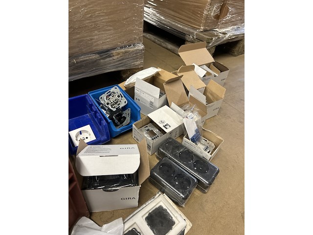 Partij schakelmateriaal - afbeelding 2 van  14