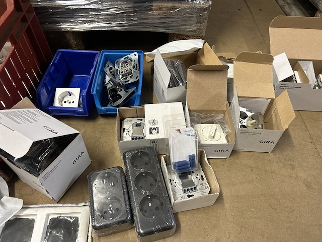 Partij schakelmateriaal - afbeelding 8 van  14