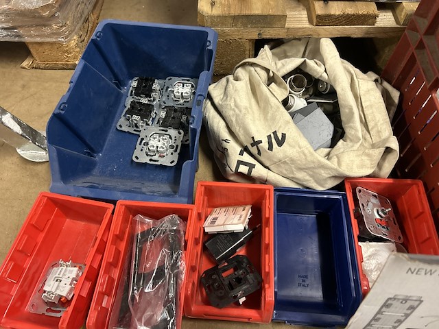 Partij schakelmateriaal - afbeelding 11 van  14