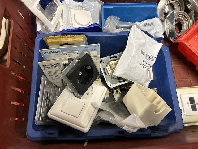 Partij schakelmateriaal - afbeelding 13 van  14