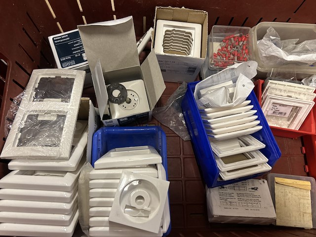 Partij schakelmateriaal - afbeelding 14 van  14