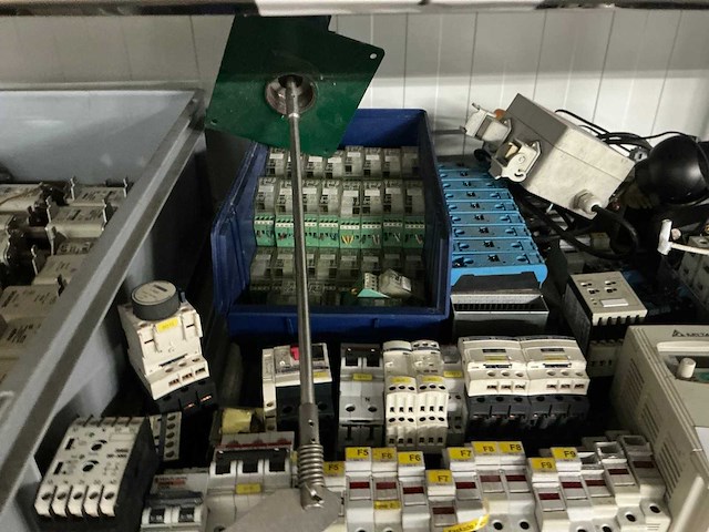 Partij schakelmateriaal - afbeelding 3 van  5