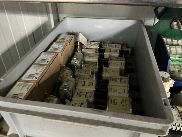 Partij schakelmateriaal - afbeelding 4 van  5