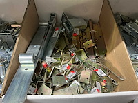 Partij scharnieren en beslag - afbeelding 2 van  2