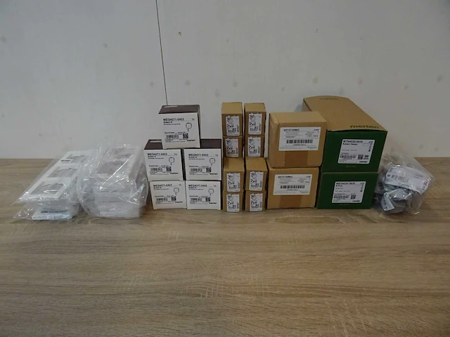 Partij schneider electric installatiemateriaal, ca 40 items - afbeelding 1 van  7